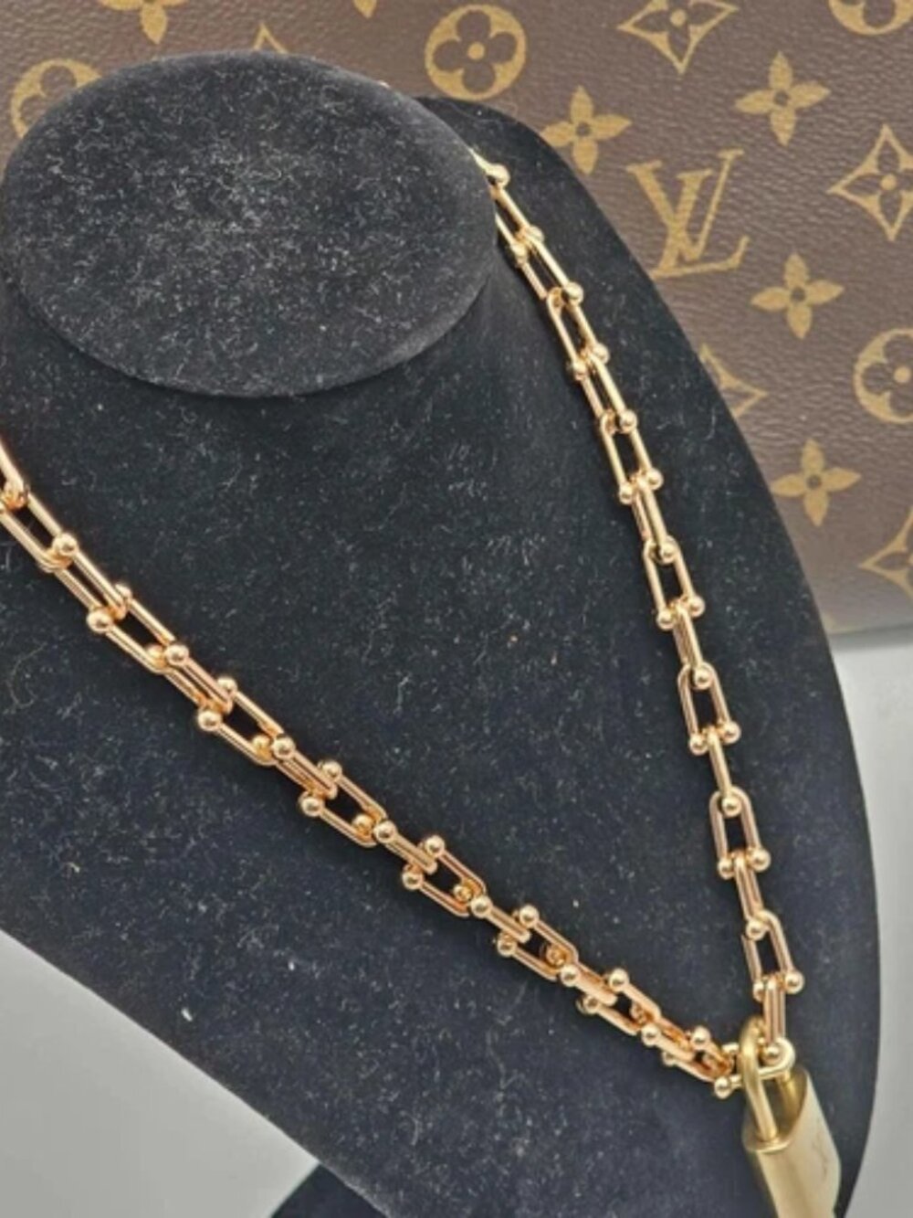 Gold-Plated Necklace with Authentic Louis Vuitton Padlock - Picture 6 of 11